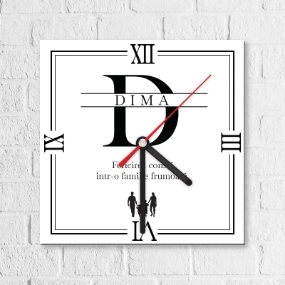 Ceas de perete patrat cu numele si initiala Familiei
