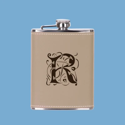 Sticla de buzunar - Inițiala Deco