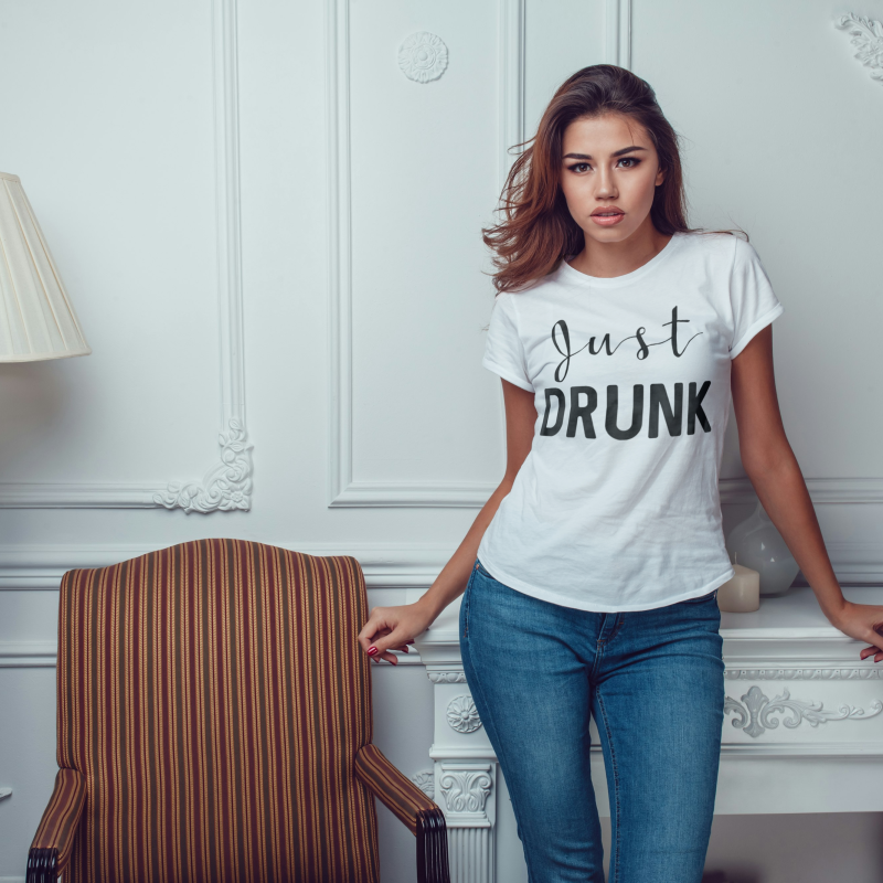 Tricou personalizat pentru petrecerea burlacitelor - Just Drunk